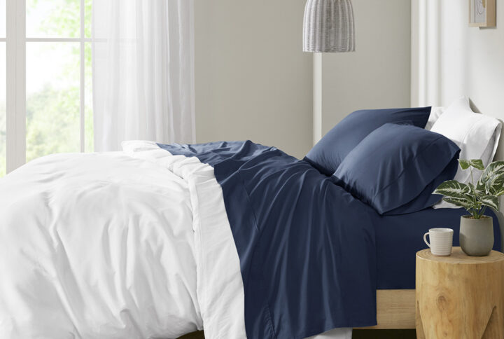 Peached Percale 200 Thread Count Relaxed Cotton Percale Sheet Set in Navy From Madison Park