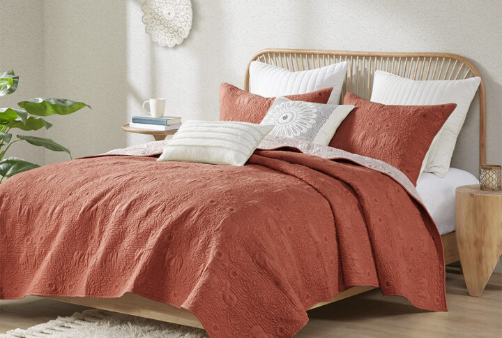 Kandula 3 Piece Reversible Cotton Quilt Set in Coral From INK+IVY