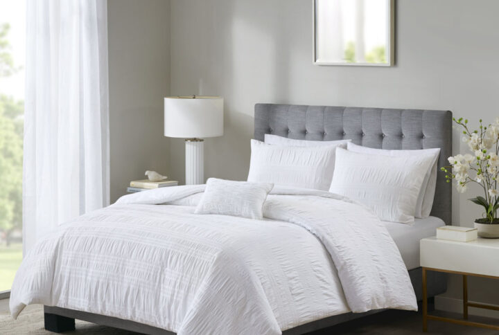 Nicolette 4 Piece Cotton Seersucker Duvet Cover Set in White From Madison Park