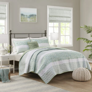 Caralie 4 Piece Seersucker Quilt Set with Throw Pillow in Green From Madison Park