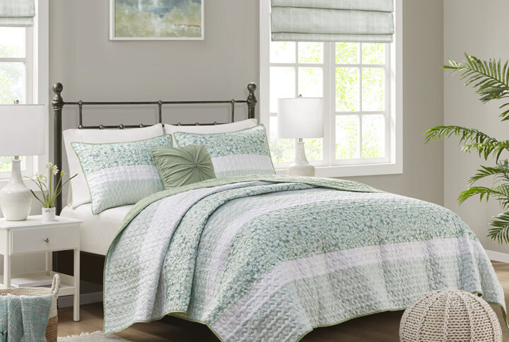 Caralie 4 Piece Seersucker Quilt Set with Throw Pillow in Green From Madison Park