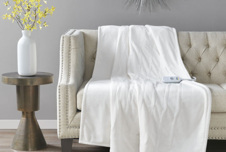 Plush Heated Throw in Ivory From Serta