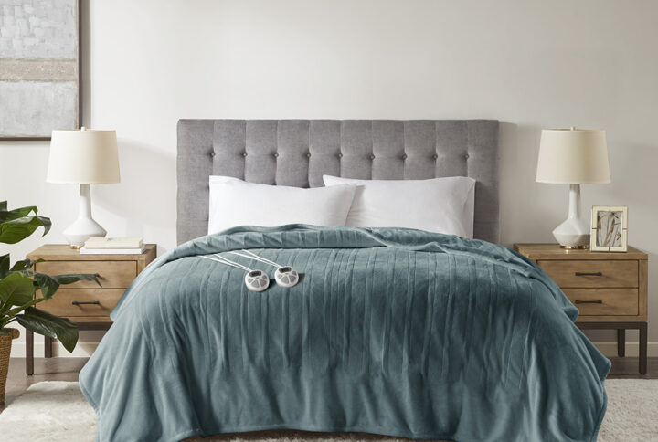 Plush Heated Blanket in Teal From Serta