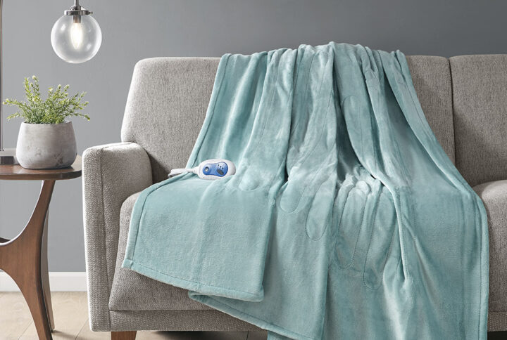 Heated Plush Throw in Aqua From Beautyrest