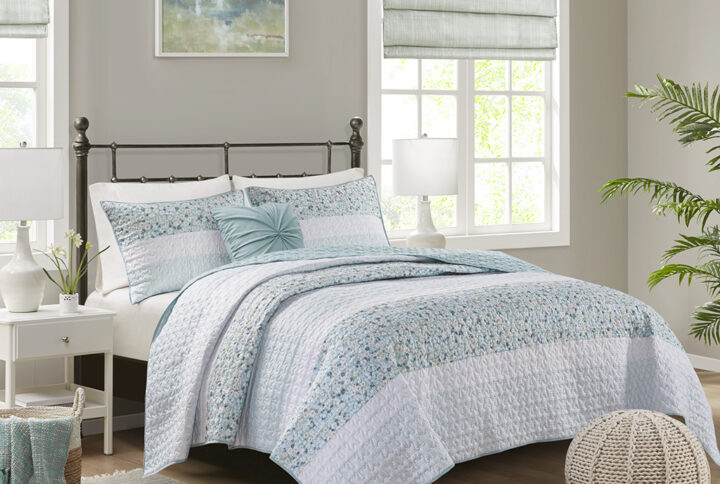 Caralie 4 Piece Seersucker Quilt Set with Throw Pillow in Aqua From Madison Park