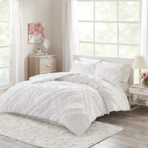 Kacie Solid Quilt Set With Tufted Diamond Ruffles in White From Intelligent Design