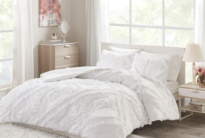 Kacie Solid Quilt Set With Tufted Diamond Ruffles in White From Intelligent Design