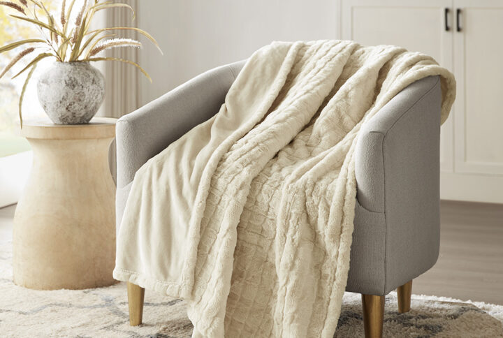 Zuri Oversized Faux Fur Heated Throw in Ivory Texture From Beautyrest