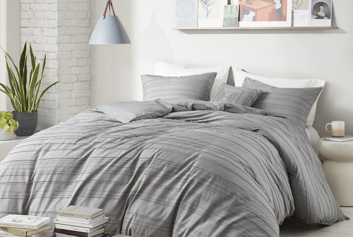 Oliver Cationic Dyed Clip Jacquard Duvet Cover Set with Throw Pillow in Gray From Intelligent Design