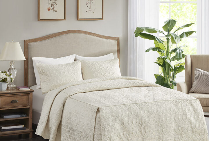 Quebec 3 Piece Split Corner Pleated Quilted Bedspread in Cream From Madison Park