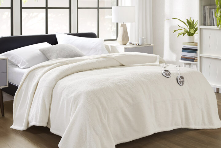 Dream Soft Heated Blanket in Ivory From Serta