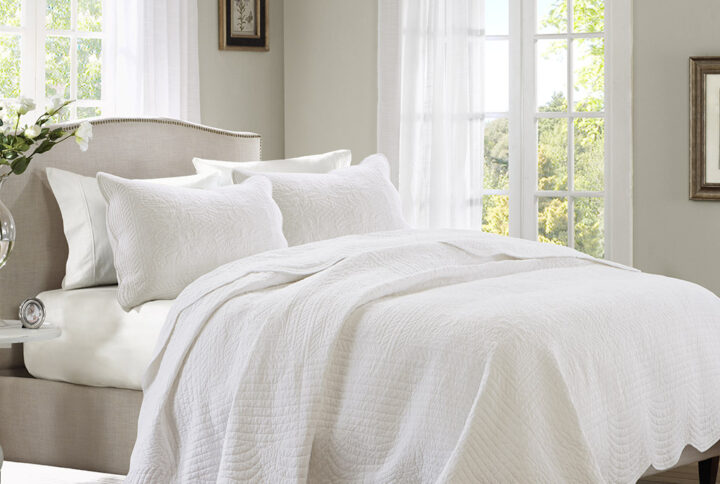 Tuscany 3 Piece Reversible Scalloped Edge Quilt Set in White From Madison Park