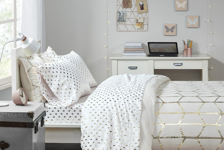 Metallic Dot Printed Sheet Set in White/Gold From Intelligent Design