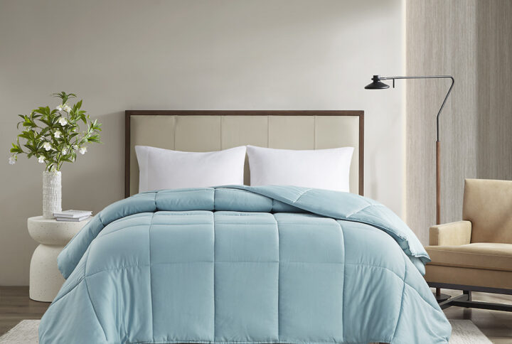 Winfield 300 Thread Count Cotton Shell Luxury Down Alternative Comforter in Teal From Madison Park