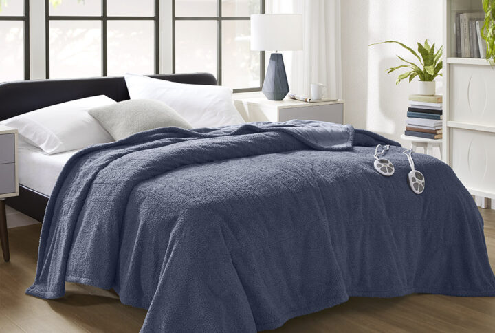 Dream Soft Heated Blanket in Navy From Serta