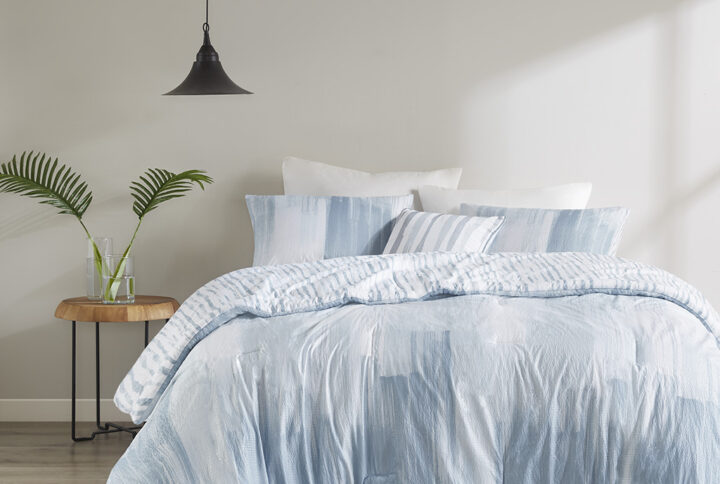 Brush Stroke 4 Piece Oversized Reversible Seersucker Comforter Set in Blue From N Natori