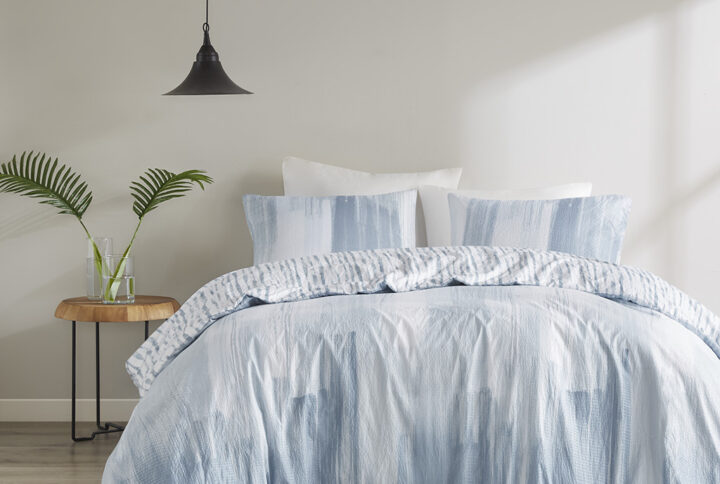 Brush Stroke 3 Piece Oversized Reversible Seersucker Duvet Cover Mini Set in Blue From N Natori